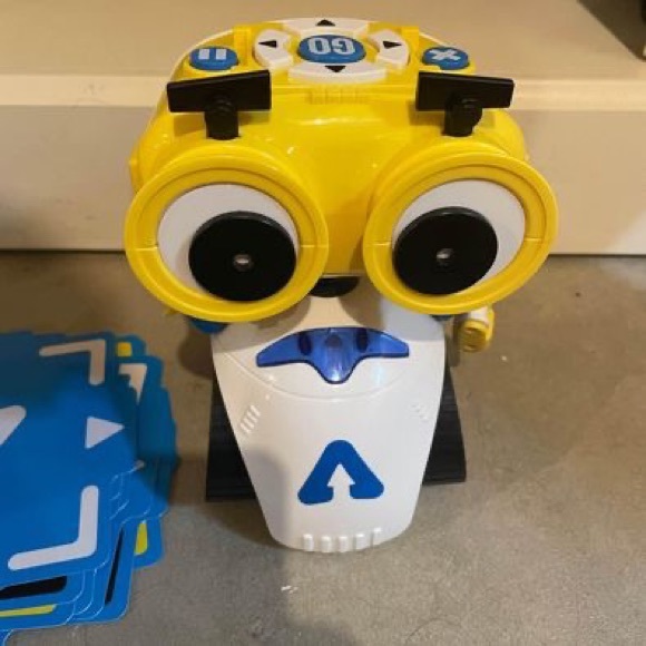 Thames & Kosmos Andy: The Code & Play Robot - Picture 2 of 3